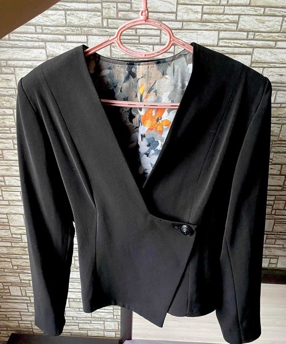 Два модела поръчкови костюма- черен и сив