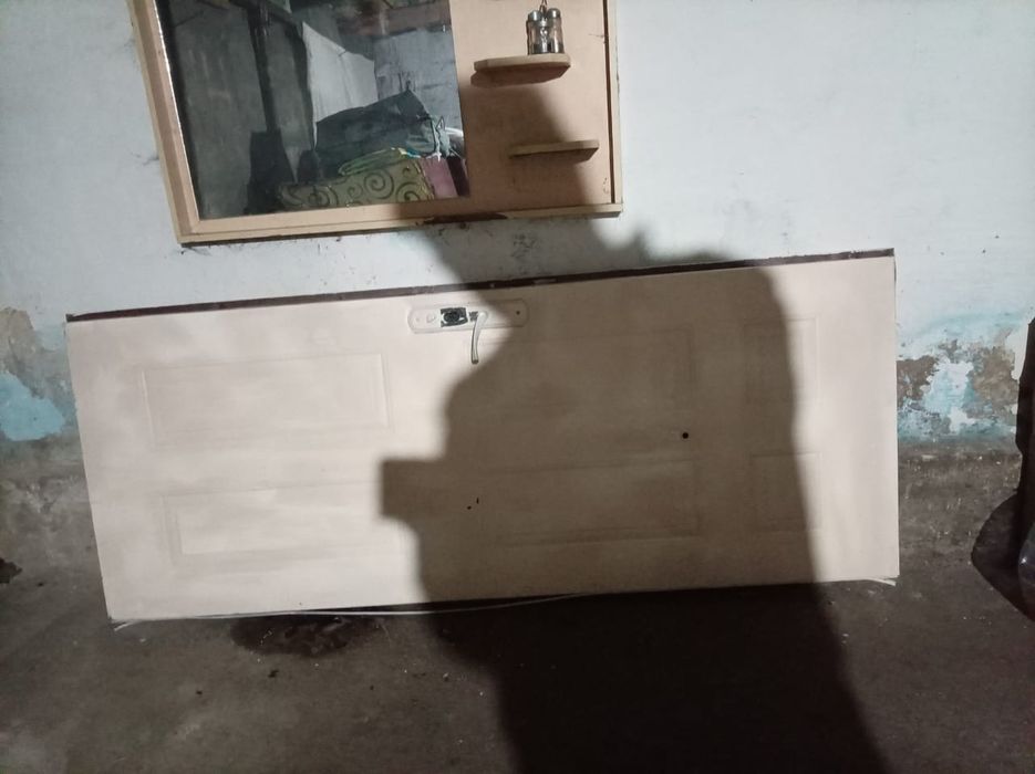 Продаю две двери, одну металлическую, одну деревянную.