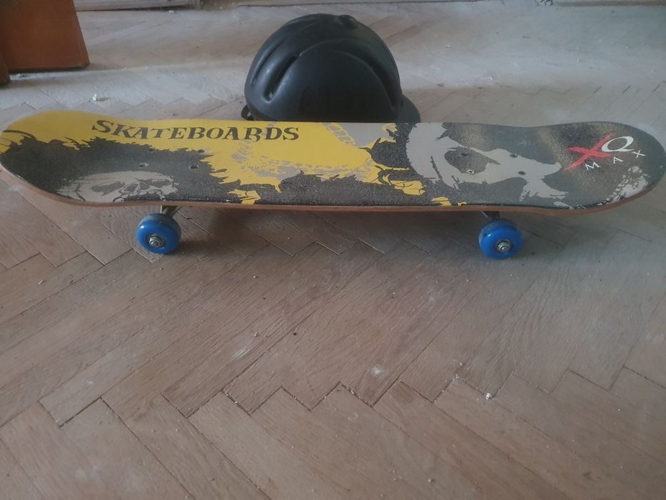 Skateboard si casca cap