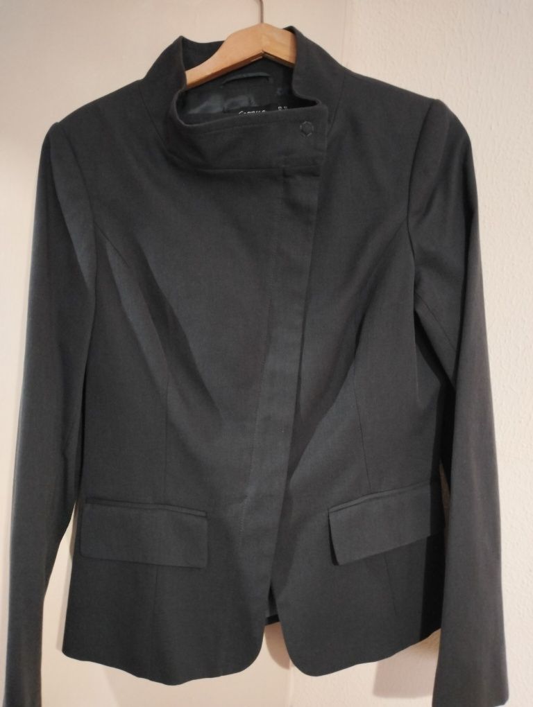 Страхотно почти ново марково сако на Capasca , носено е само 2 пъти