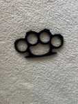 Rozeta(pumnal) negru simplu 2 cm grosime aliaj metal monturi ridicate.