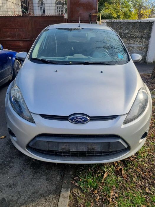 Vând Ford fiesta 2011
