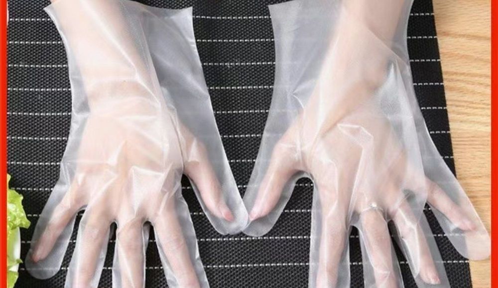 Одноразовые перчатки в упаковке.