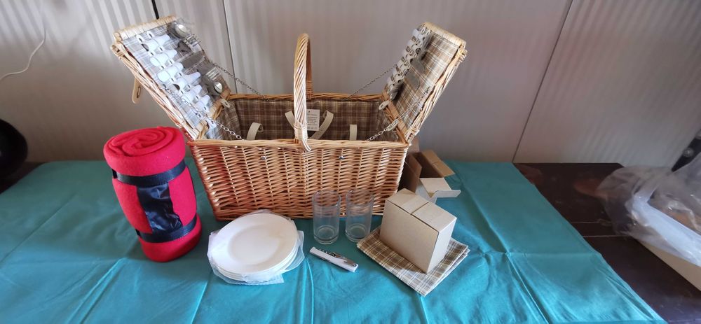 Cos de picnic pentru 4 persoane