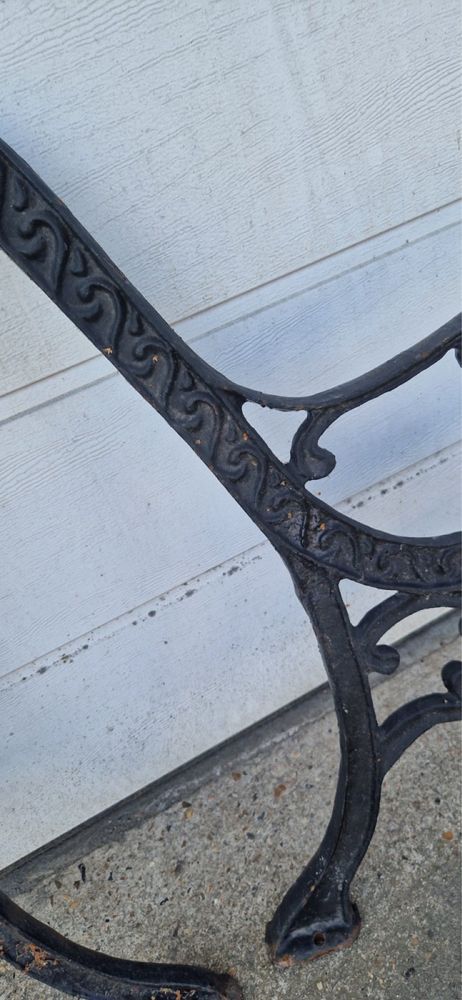 Стари чугунени крака за пейка от Франция