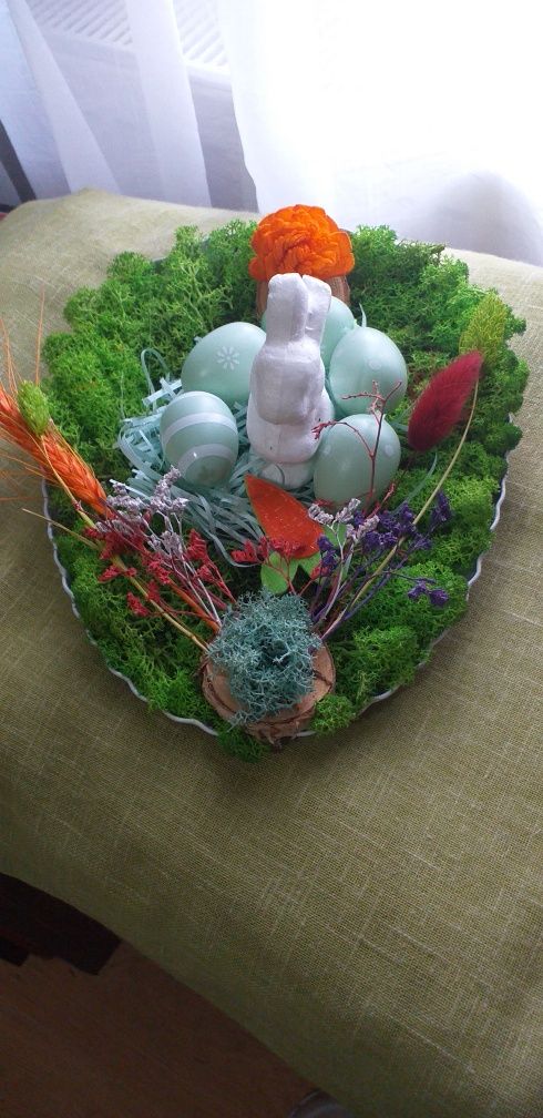 Ornament de paste, cu iepuraș si ouă. Este lucrat manual.