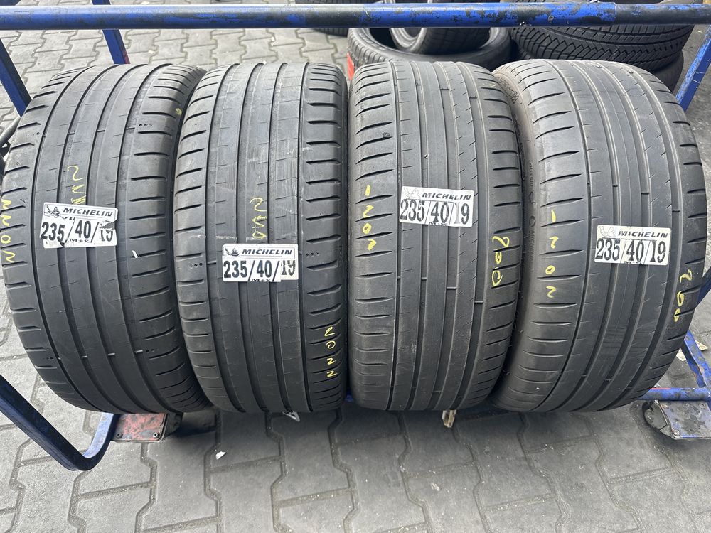235/40/19 Vredestein