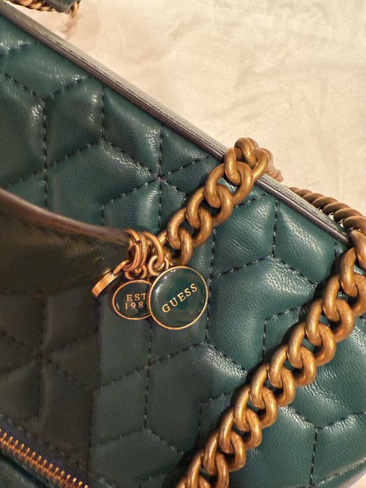 Дамска чанта Guess в уникален масленозелен цвят
