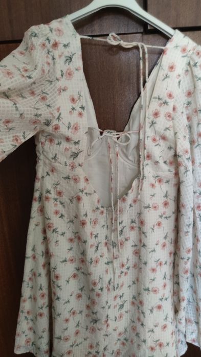 Kiss the sky рокля флорални мотиви/ цветя/ гол гръб/ буфан ръкави