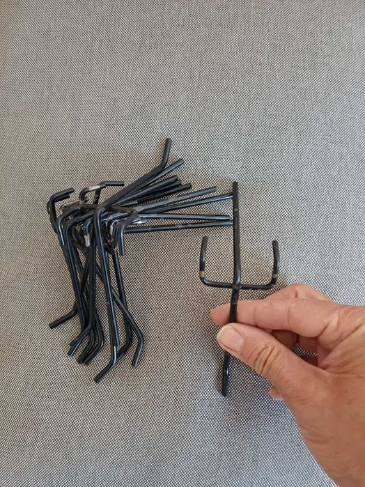 Куки за стелажи, синджири,  за окачване, метални бели и черни.