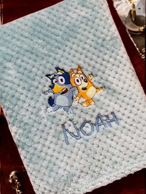 Patura brodata personalizata pentru copii cu catel albastru