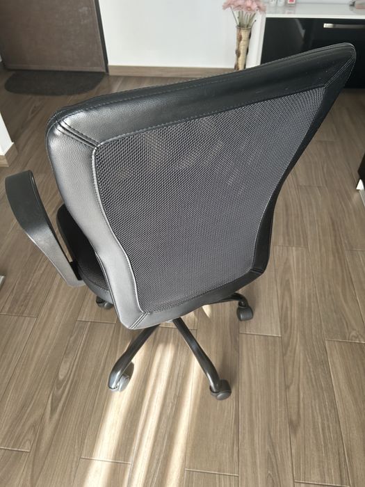 Scaun birou ergonomic din plasa cu spatar înalt,mecanizm balans.
