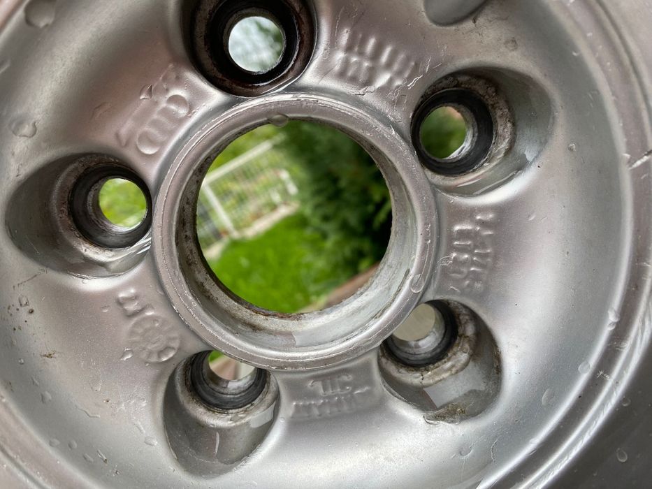 Jante audi r 17 cauciucurile sunt destul de ok ofer si capace audi ...