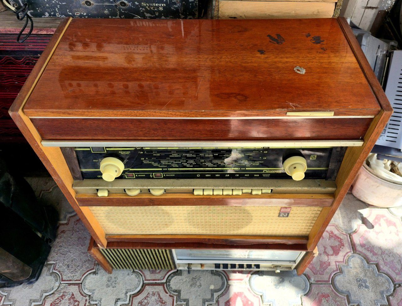 Radiola РИГОНДА va РЕКОРД 301 sotiladi.
SSSR da ishlab chiqaril