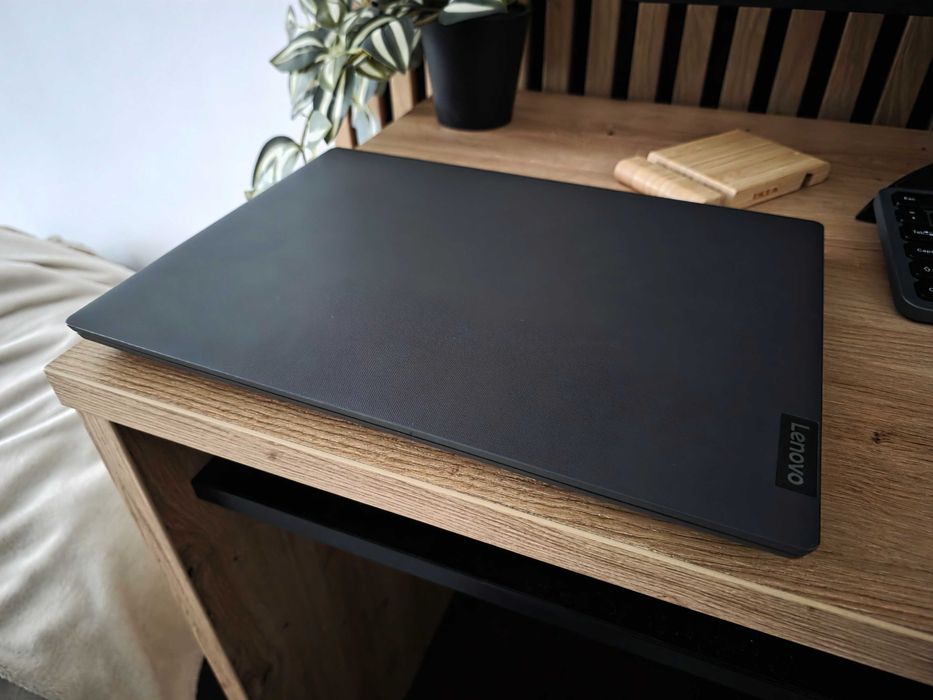 Laptop Lenovo Ryzen 3 3250U 12GB ram carcasa texturata (tip carbon)