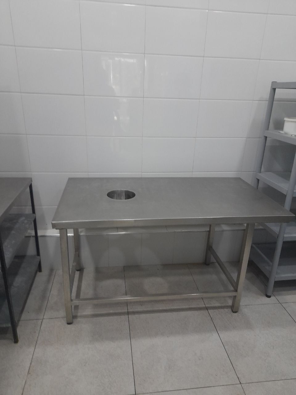 Oshxona jixozlari sotiladi.