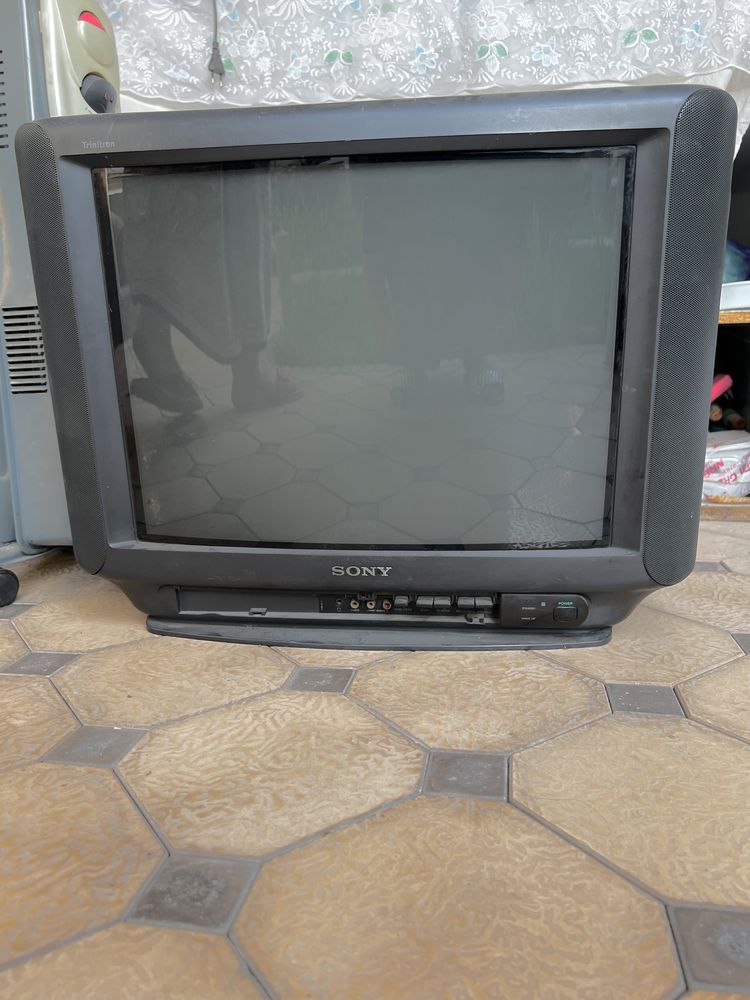 Televizor sotiladi