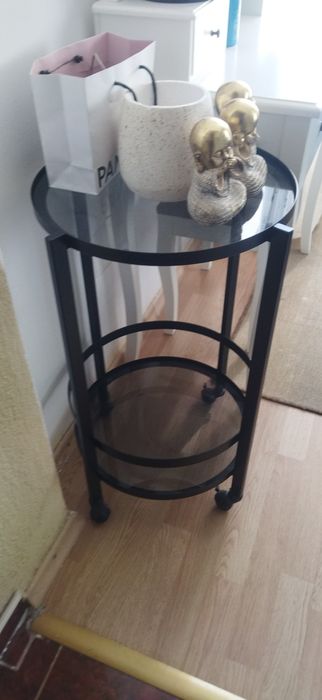 Masută rotundă pe roti, cu blaturi din sticla