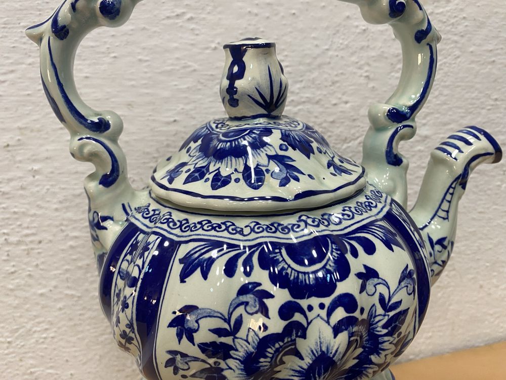 Белгийски порцеланов чайник  със стойка и спиртник на Boch Belgium