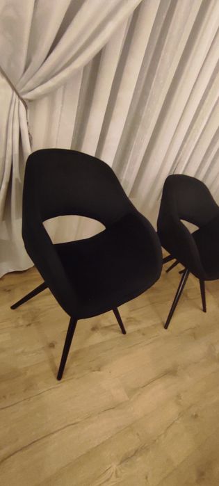 Vând 4 scaune sufragerie.