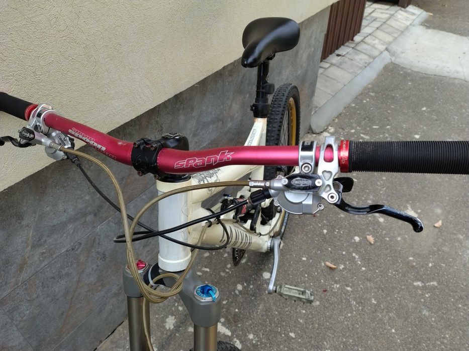 Kawasaki en 500 la pachet cu o bicicletă Canyon Torque ES.