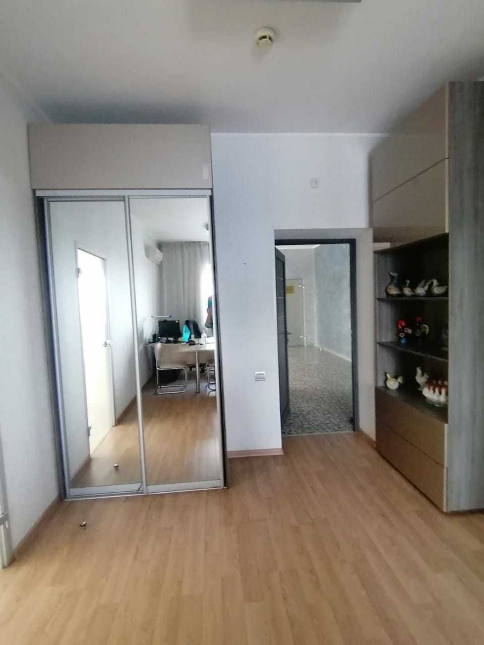 продам офисную корпусную мебель (7 предметов)
