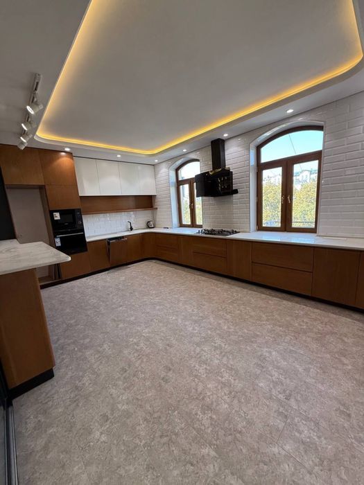Продаётся КВАРТИРА 4/5/6 на 221м2 Ц-5 Ор-р: Финансовый институт