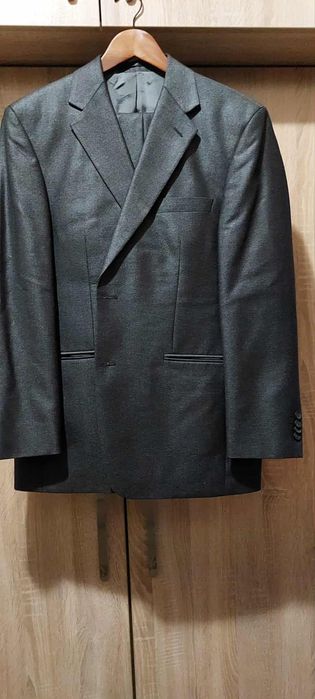 Продавам мъжки костюм