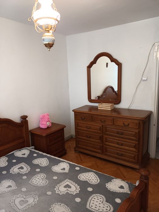 Dau spre inchiriere apartament3 camere  cu bucatarie open  space   l