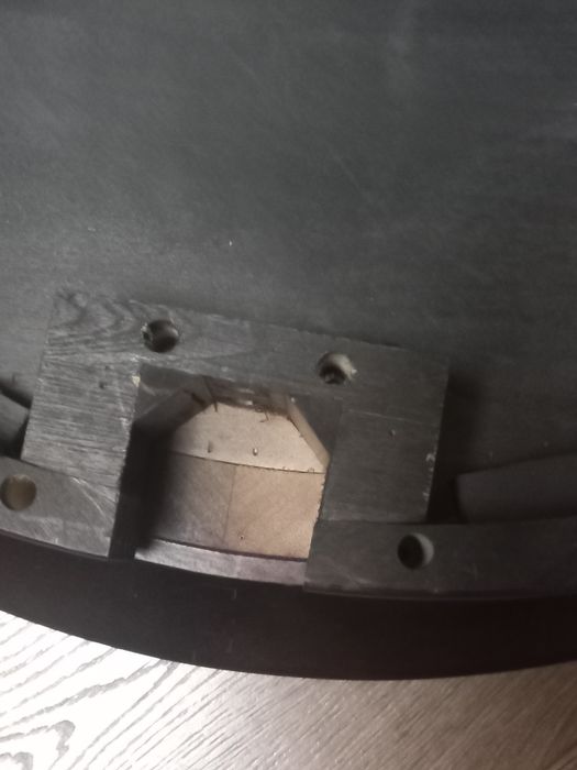 Кръгла дървена маса