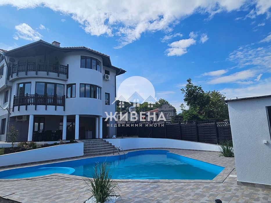 Продава триетажна обзаведена къща в с.Рогачево, площ 300 кв.м