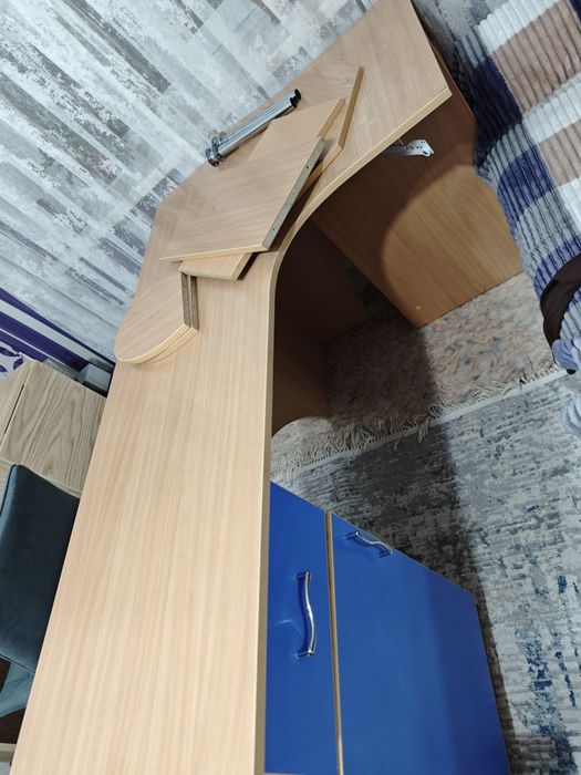 Стол компьютерный.