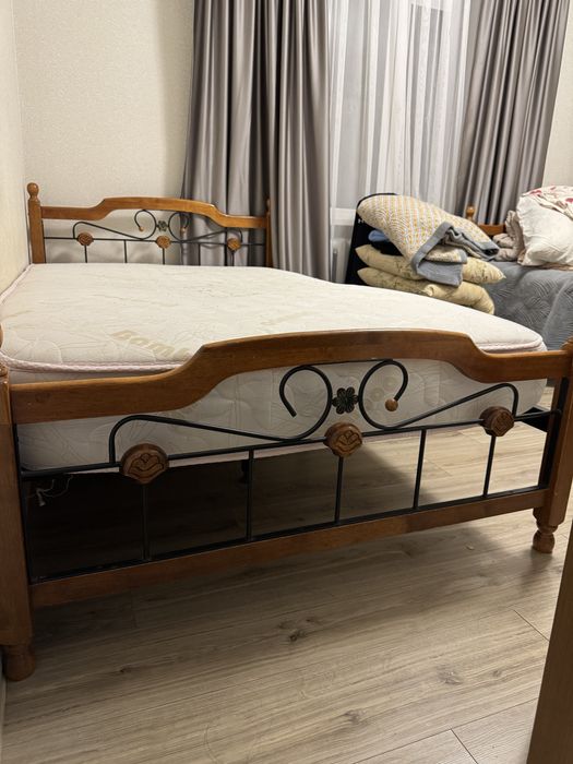 Продам кровать с матрасом