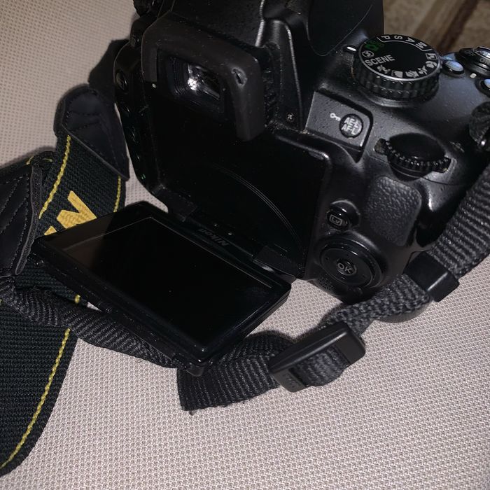 Nikon D5000 + obiectiv Nikon 18–55mm + multe accesorii