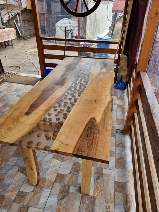 Mese lemn nuc si rasina epoxidica