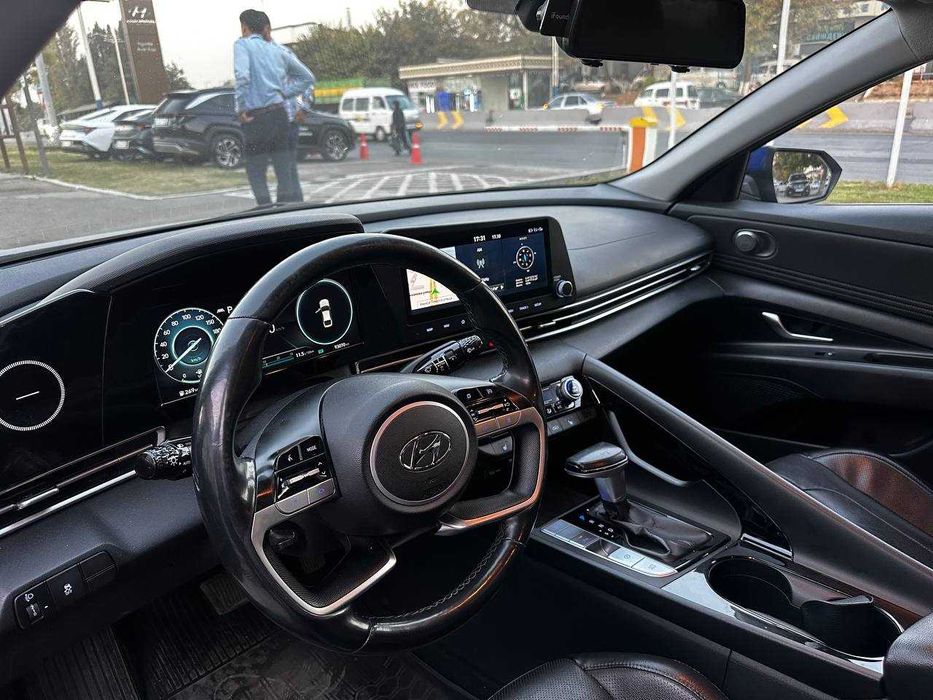 Продаётся Elantra Luxe 2.0 л 2021