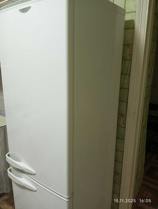 Продам диван, холодильник, плиту со нижними шкафами, кровать.