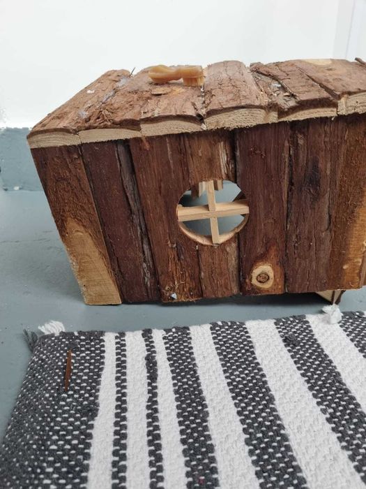 Casă din lemn, cu scară, pentru rozătoare