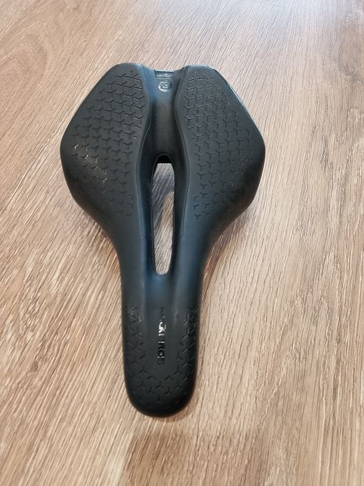 Продам седло на велос 4300 тн.Велосумочку новую 1200 тн.