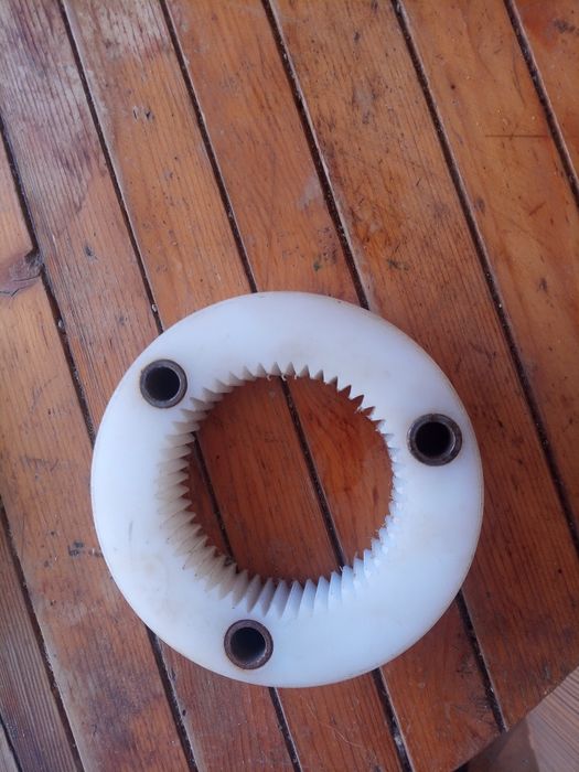 Продавам зъбни колела за валираща асфалтова машина