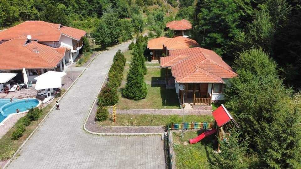 Продава имение 1600 кв, 14дка на 80км от София