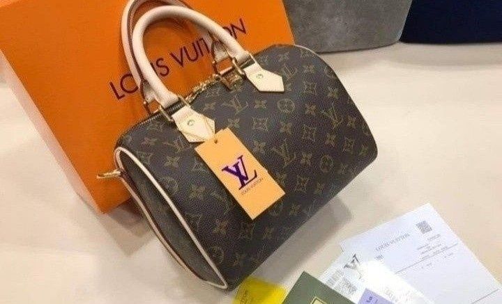 Geanta damă,model SPEEDY, dimensiune medie, saculet, etichetă