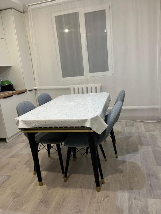 Стол со стулями.