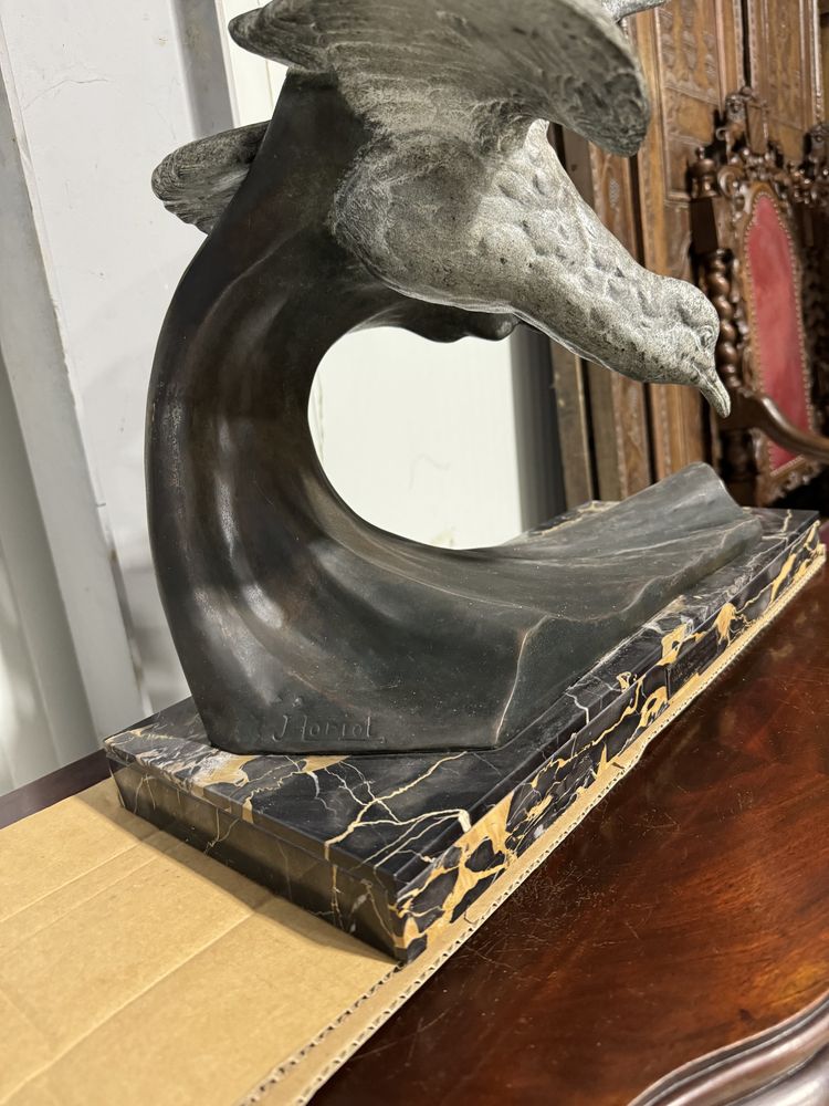 Statueta deosebita din antimoniu si bronz pe soclu de marmura