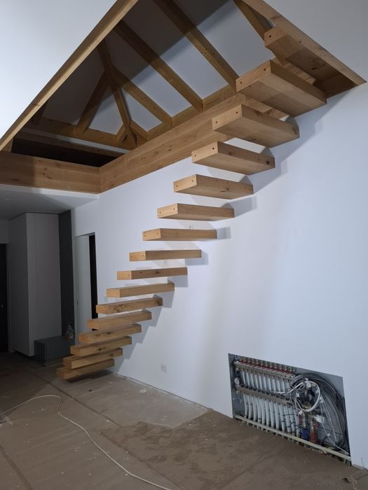 Scări de interior, mese, uși din lemn stratificat
