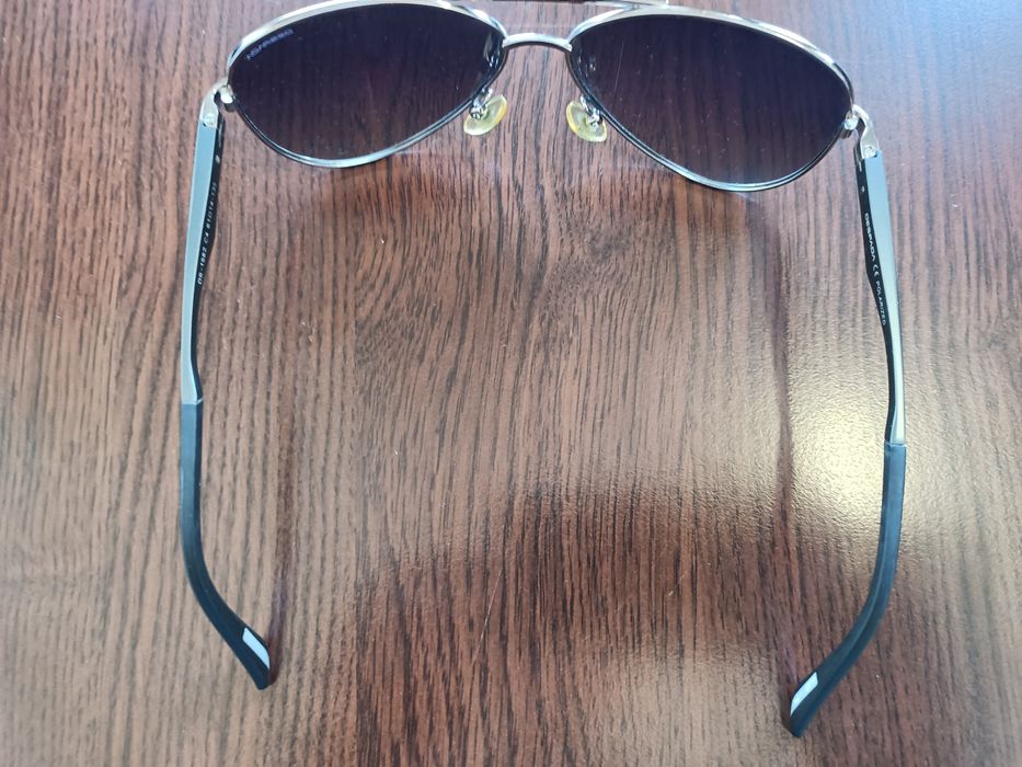 Продавам слънчеви очила.