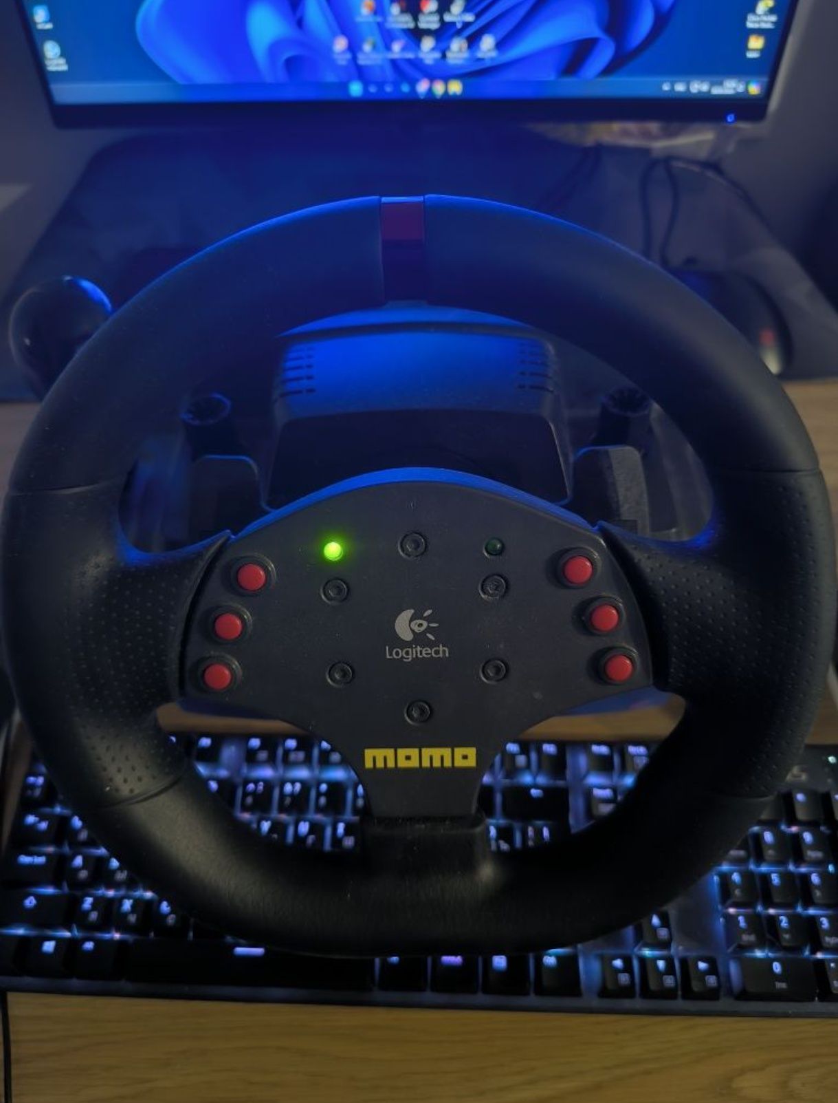 Игроков руль Logitech MOMO racing