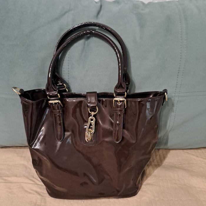 Продам женскую сумку лаковую