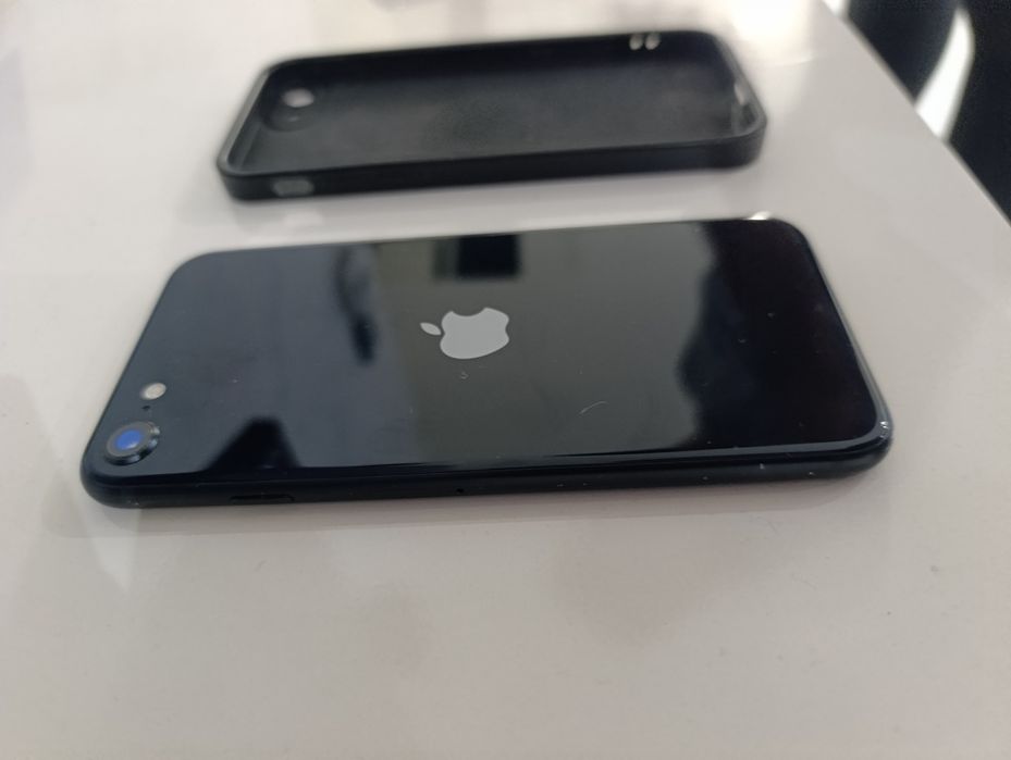iPhone SE 2020, 64GB
Телефонът е в отлично състояние – работи безупр