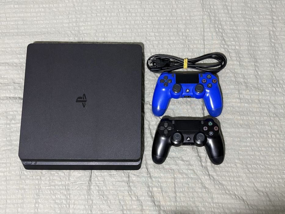 PS4 Slim 500GB + два контролера